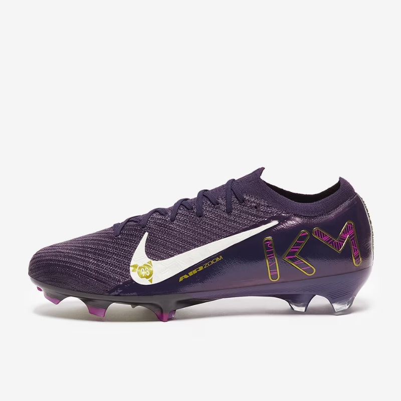 נעלי כדורגל נייק Air Zoom Mercurial Vapor XVI Elite x Mbappe FG עם סמל KM בצד, מתאימות לשחקנים מקצועיים המחפשים מהירות ודיוק.